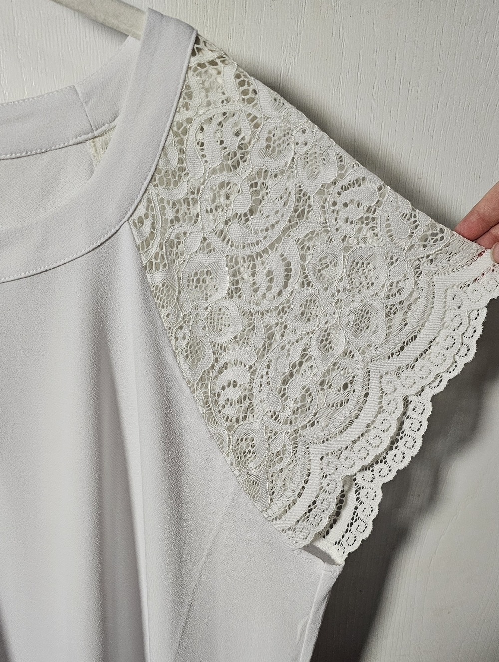 TORRID Size 3 NWT White Lace Sleeve Keyhole Top - Picture 4 of 9